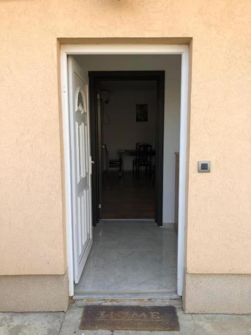 2Br Airport Accommodation W/Free Private Parking Ledine Экстерьер фото